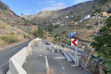 Pancartas en la carretera que une Telde con San Roque por unas obras inacabadas desde hace 7 años/TA.